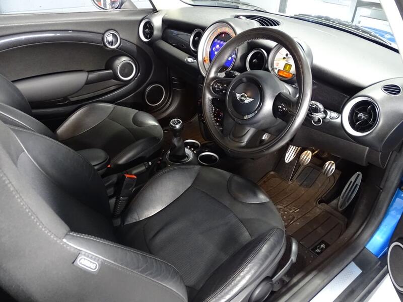 MINI HATCH